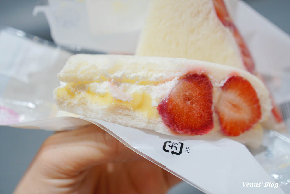 【日本便利商店必買】LAWSON草莓卡士達三明治,冬天限定,也太好吃了！